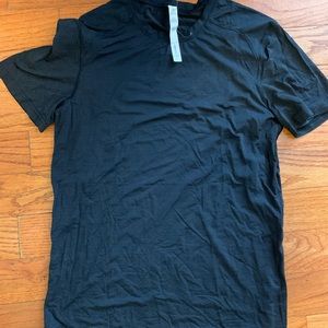 Men’s lululemon exercise shirt